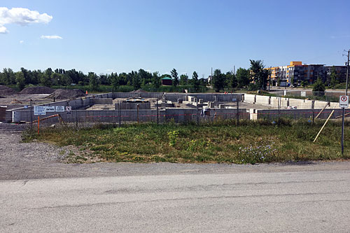 Aperçu du chantier en cours pour la construction du nouveau
centre communautaire, à Saint-Constant. Image : Decarel