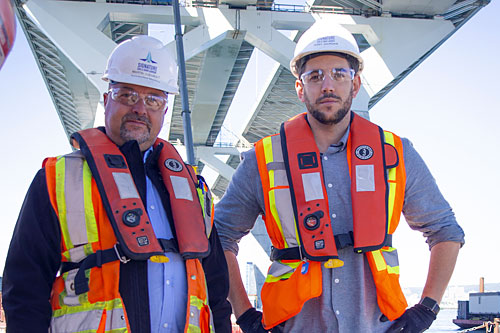 Martin Dussault, surintendant des travaux maritimes et Jessy Jourdain, Jessy Jourdain, directeur Santé et Sécurité chez Signature sur le Saint-Laurent Construction. Photo : Laurent  Canigiani