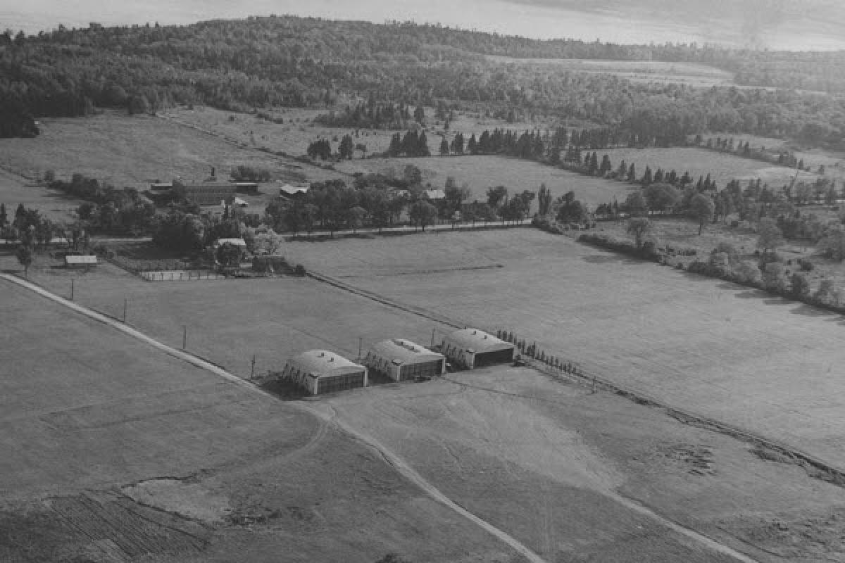 1937, 1ers hangars de l’aérodrome de Québec érigés sur l'actuel site du CHUL