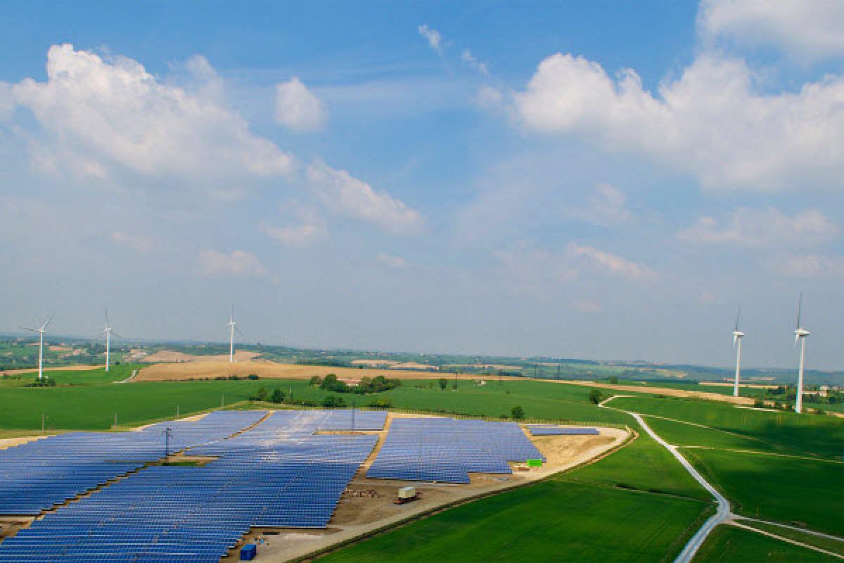 Site éolien et solaire de Boralex à Avignonet-Lauragais, France.