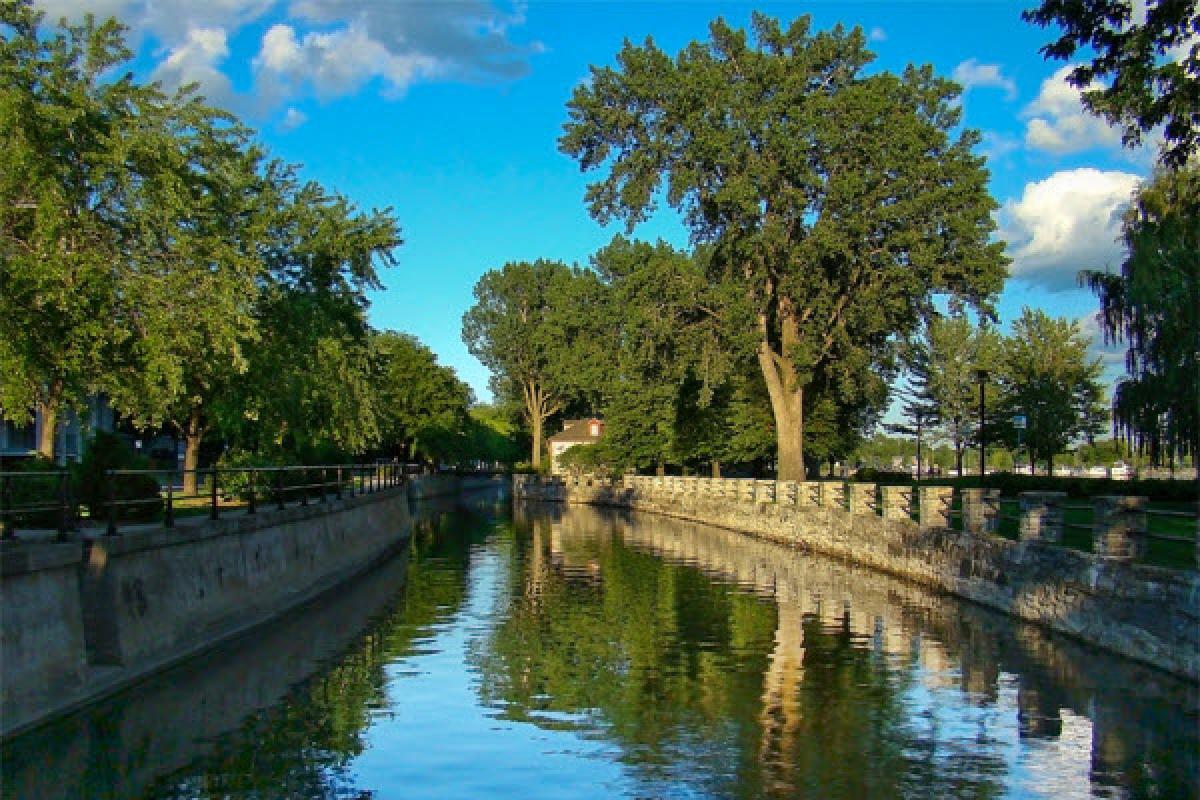 Un parc aux abords du canal de Lachine