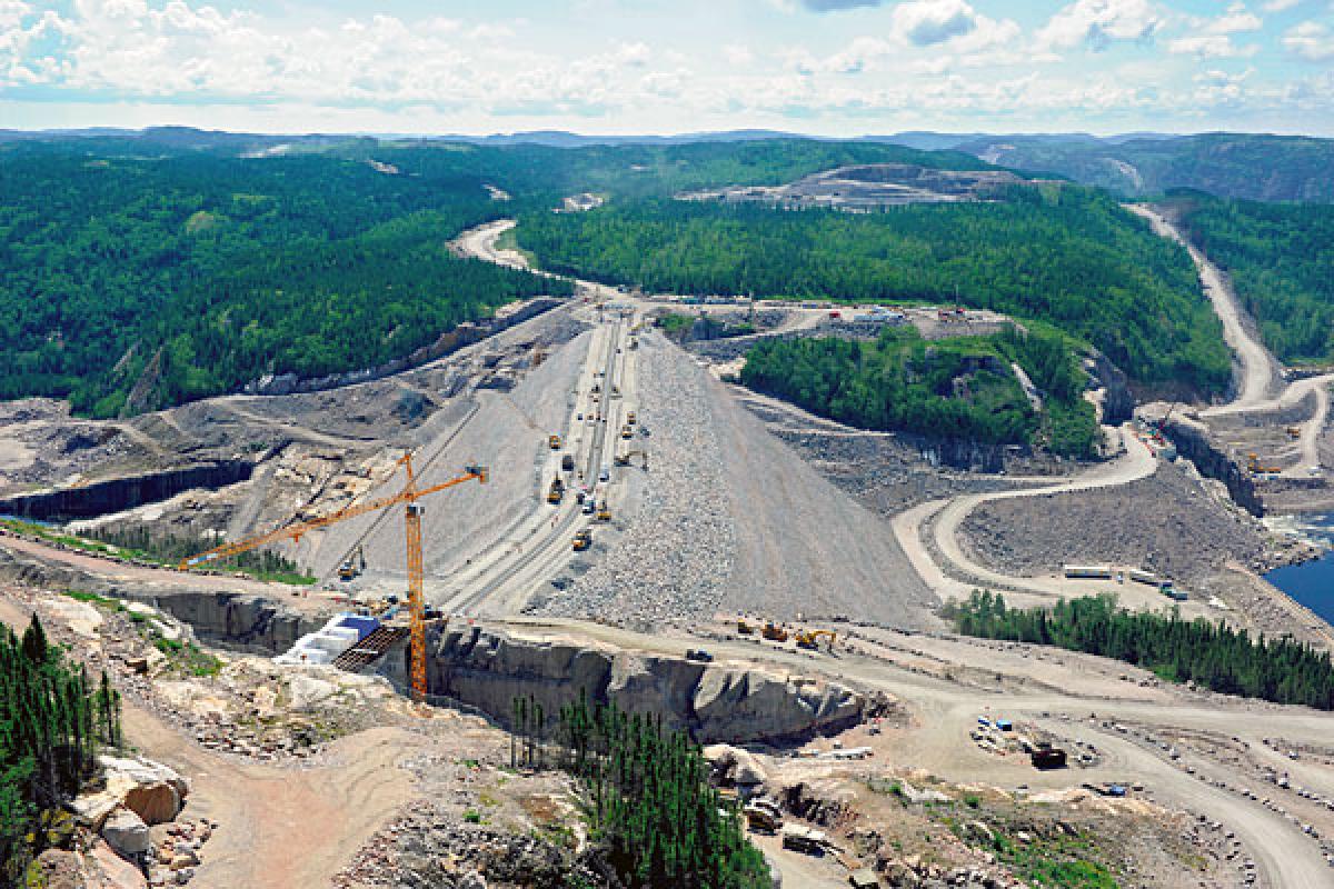 Vue du chantier de l’évacuateur de crues et du barrage de la Romaine-2