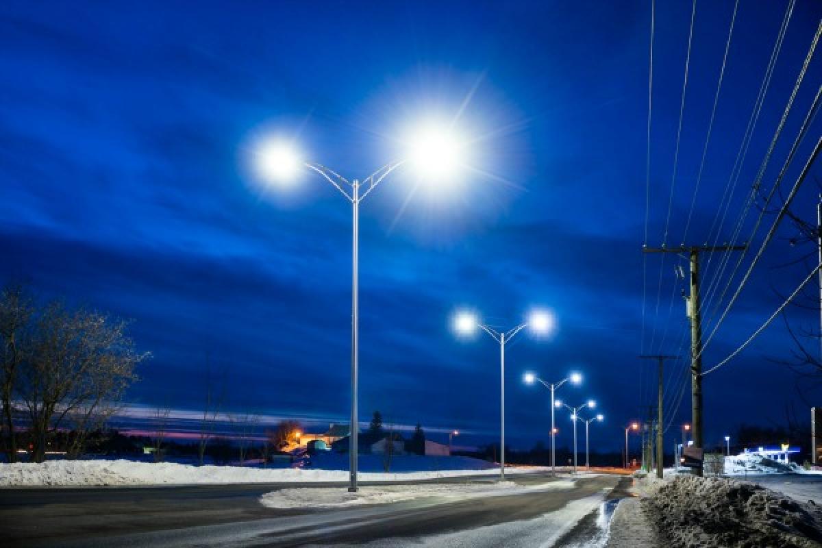 La conversion des 110 000 lampadaires de rue de Montréal aux DEL blanches inquiè