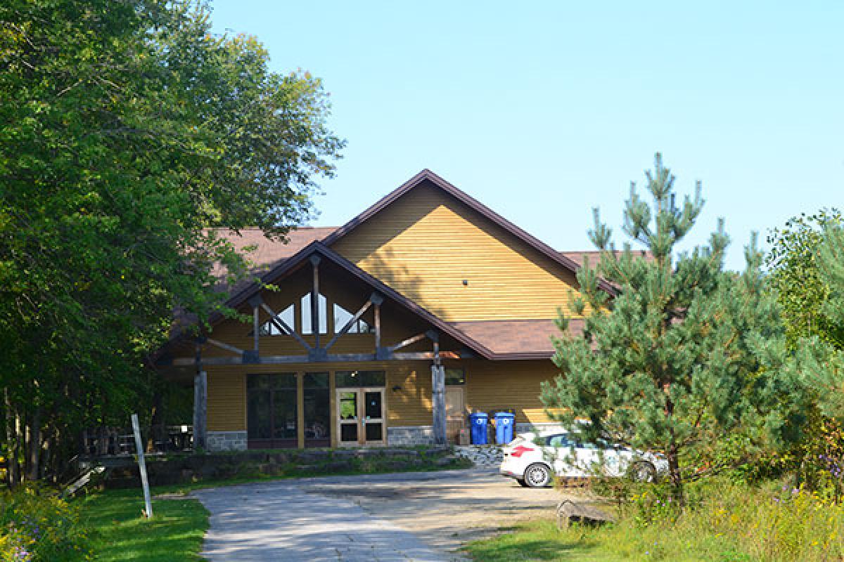 Le parc national de Plaisance et le centre touristique du Lac-Simon