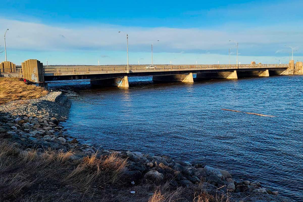 Des travaux de réfection s'échelonneront jusqu'en 2024 sur le pont qui enjambe la rivière au centre-ville de Rimouski. Crédit : Ministère des Transports