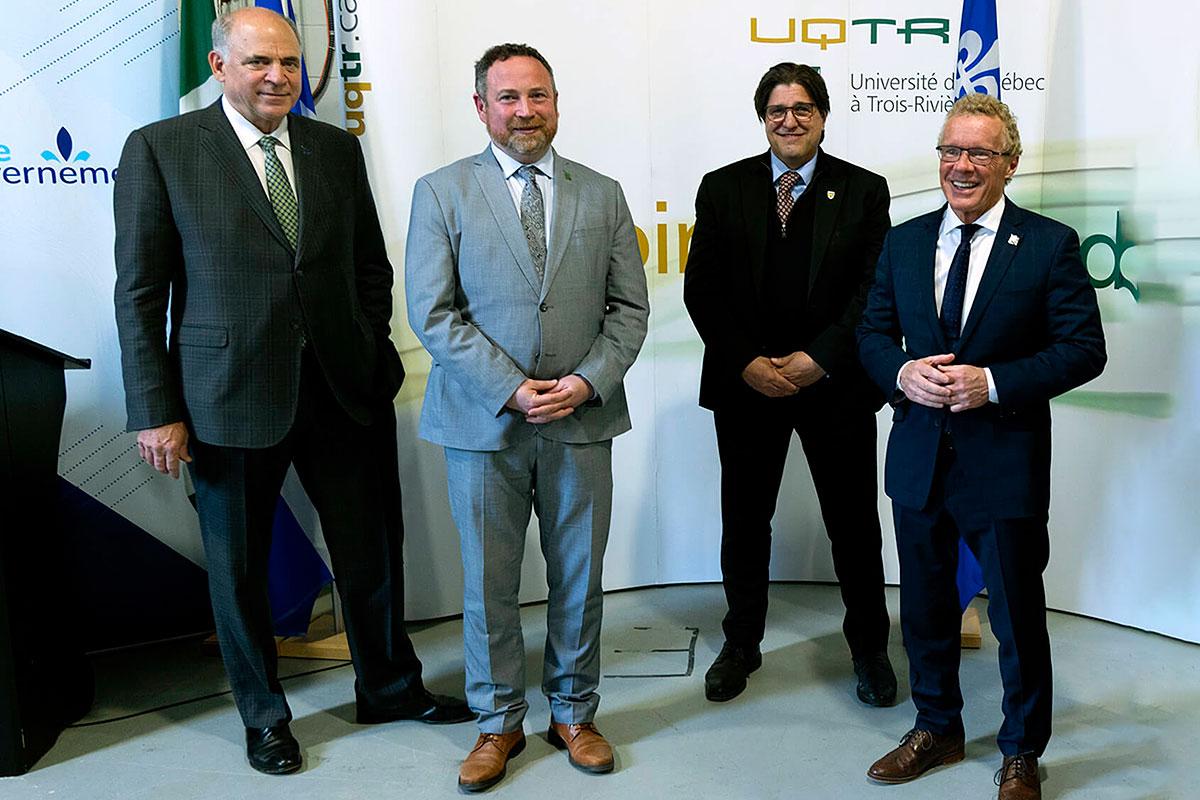 Le ministre Pierre Fitzgibbon, le maire Jean Lamarche, le recteur Christian Blanchette et le ministre Jean Boulet ont annoncé la construction d'un nouveau pavillon de l'UQTR, en 2023, au centre-ville de Trois-Rivières. Crédit : UQTR