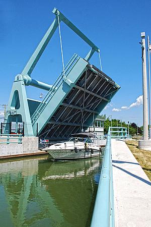 Structure à bascule, le nouveau pont No 9 serait unique au Canada, sinon en Amér