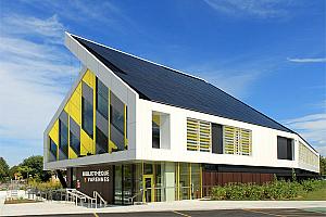 Bibliothèque de Varennes : La toiture est composée de 425 panneaux solaires