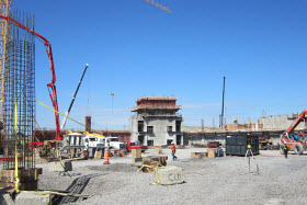 Plusieurs entrepreneurs s’activent à ériger la structure du nouveau bâtiment. Le tiers des travaux ont été réalisés, la pose de l’acier de structure progresse bien et le béton a commencé à couler.