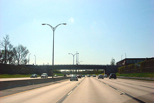 L’autoroute 15, qui faisait 16 kilomètres de long lors de son inauguration en 1958, s’étend aujourd’hui sur 88,6 kilomètres. Crédit :  Dougtone,Wikimedia-Commons-(CC-BY-SA-2)