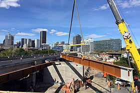Image de la reconstruction d'un pont en deux phases au-dessus de la rue de la Commune, à Montréal (chantier Bonaventure). Photo de Construction BauVal