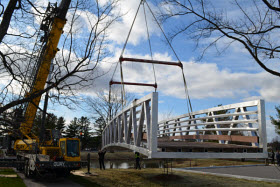 Pont piétonnier, conçu par MAADI Group, installé à Blainville le 9 novembre dernier. Crédit MAADI