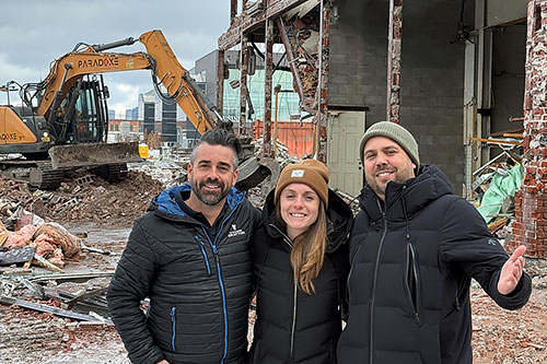 De gauche à droite : Tommy Bouillon, président de Brique Recyc, ainsi que Claudia Dupuis et Alexandre Forgues, copropriétaires de District Atwater. Crédit : Courtoisie