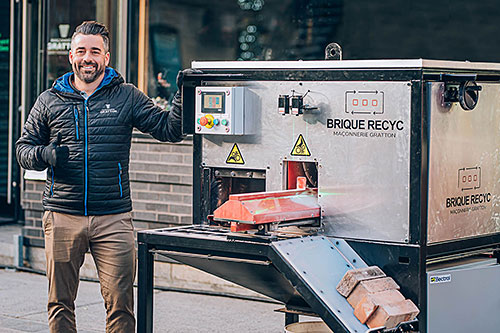 Tommy Bouillon, président de Maçonnerie Gratton, avec son appareil permettant de recycler la brique. Crédit : Caroline Perron | Photographies