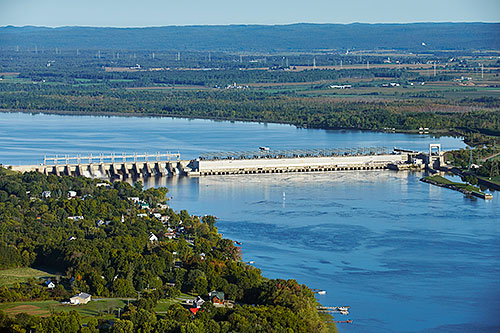 Vue aérienne de la centrale Carillon, située aux abords de la rivière des Outaouais dans les Laurentides. Crédit : Hydro-Québec