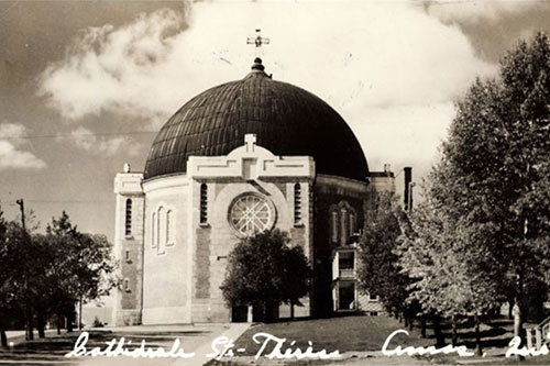 Les matériaux nécessaires à la construction de la cathédrale Sainte-Thérèse-d’Avila ont été transportés par chemin de fer et par bateau sur la rivière Harricana. Crédit : BAnQ