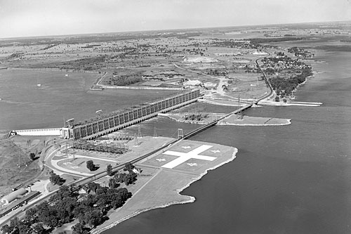 La centrale de Beauharnois, d’une longueur de près de 305 mètres. Photo : Fonds Armour Landry