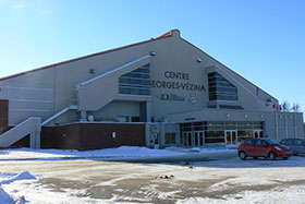 Entrée principale du Centre Georges-Vézina de Saguenay - Photo de Chris-13 - Wikimedia Commons - CC BY-SA 3.0