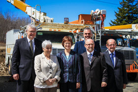 Dans l'ordre habituel, on aperçoit Gaétan Lelièvre, ministre responsable de la région de la Gaspésie-Îles-de-la-Madeleine ;  Micheline Pelletier, mairesse de Sainte-Anne-des-Monts ; Marie Malavoy, ministre de l’Éducation, du Loisir et du Sport ; Allen Cormier, préfet de la Haute-Gaspésie ; Jean-Pierre Pigeon, président de la Commission scolaire des Chic-Chocs ; et Bertrand Berger, président de la Conférence régionale des élus Gaspésie-Îles-de-la-Madeleine.