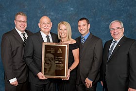 De gauche à droite, M. Nicolas Tremblay, M. Charles Tremblay, Mme Dorothy Tremblay, M. Justin Tremblay et M. Yvon Dufresne.