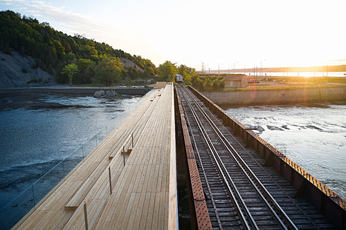 Plusieurs mesures ont été entreprises afin de ne pas perturber l’environnement dans lequel se trouve la Parc de la Chute Montmorency.  Crédit : Maxime Brouillet