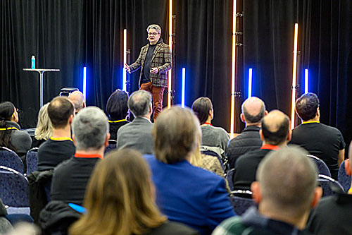 Stéphan Langevin, architecte, associé principal et directeur de la conception chez STGM Architecture, lors de sa conférence Préfabriquer l’avenir : repenser le geste de construire présentée à l’Expo Contech 2025 de Montréal. Crédit : François Robert Durand / Cosmos Image