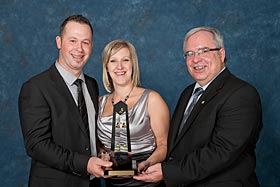 De gauche à droite, M. Patrick Roy, Mme Mélanie Joubert et M. Yvon Dufresne.