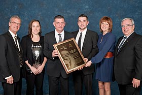 De gauche à droite, M. Patrice Tessier, Mme Mélissa Parent, M. Claude Ladouceur, M. Alexandre Ladouceur, Mme Dana Crevier et M. Yvon Dufresne.