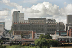 Au Zimbabwe, à Harare, l'architecte Michael Pearce s'est lui aussi inspiré de l'habitat d'un autre insecte pour construire le Eastgate Centre, un imposant centre commercial et édifice de bureaux. Crédit David Brazier – Wikipedia – CC BY-SA 3.0