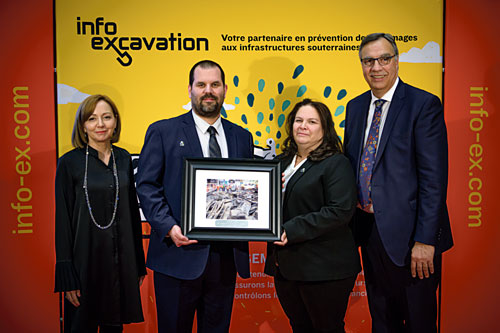 Nicolas Martel, directeur régional - Est-du-Québec - géotechnique et chaussée, et Sylvie Hamel, technicienne séniore en contrôle des matériaux, ont accepté le prix entrepreneur en forage décerné à Englobe par Info-excavation. Photo : Englobe Corp