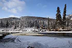 Une estacade en sapin pour contrer les inondations. Photo : Thomas Simard-Robitaille, Université Laval