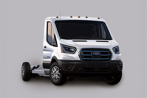 Le eTransit tout électrique est aussi livrable en format châssis-cabine. Photo : Ford