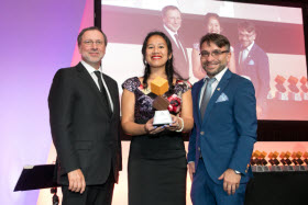 M. Yves-Thomas Dorval, président et directeur général du Conseil du patronat du Québec, Mme Viviane Chan, directrice des ventes et du marketing d'Unicel Architectural Corp. ainsi que M. Francis Roy, président de l'ACQ - Photo de Graphe Studio