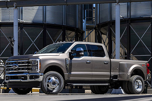 Les robustes Ford F de la gamme Super Duty n'ont plus besoin de présentation malgré leur cabine redessinée. Crédit : Ford