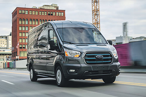 Le Ford Transit est désormais livrable en version électrique.  Crédit : Ford