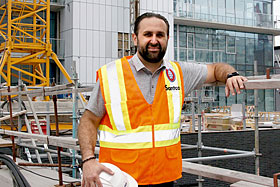 Sur ses chantiers, Franco Santoriello, vice-president de Santco, protege les travailleurs et passants grâce à une plateforme de protection capable d’encaisser jusqu’à 5 000 livres. - Photo de René-Claude Senécal