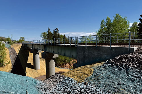 Parmi les travaux majeurs réalisés sur le tronçon entre Caplan et Port-Daniel–Gascons figurent la réhabilitation de la structure à Port-Daniel–Gascons (PM 23.00), dont le parachèvement est prévu en 2022, et la reconstruction de la structure à Caplan (PM 80.90) surplombant le ruisseau Watt. Crédit : MTQ