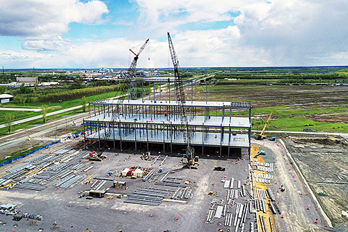 Construction d'une usine de 600 M$ pour la production de matériaux de batterie à Bécancour. Crédit : General Motors Canada