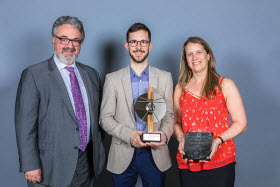 La remise du prix Visionnaire réunissait Réal Laporte, ing., président d’Hydro-Québec Innovation, équipement et services partagés, et PDG de la SEBJ; Alexandre Jean, ing., concepteur mécanique du projet, Stantec; et Nathalie Lapointe, É.A., chargée de projet, Ville de Montréal, Arrondissement d’Ahuntsic-Cartierville. - Photo de AFG