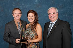 De gauche à droite, M. Raymond Guay, Mme Nancy Leclerc et M. Yvon Dufresne.