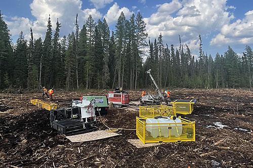 Armés de scies à chaîne, des travailleurs ont abattu des arbres et les ont placés parallèlement au sol afin de créer des plateformes temporaires pour accueillir les équipements. Crédit : Groupe LEG