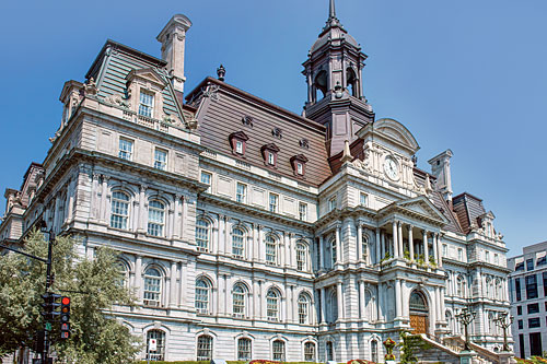 L’hôtel de ville de Montréal, qui avait atteint un niveau de désuétude fonctionnelle subit une cure de jeunesse afin d'assurer sa pérennité. 