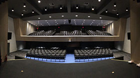 L'auditorium de l'école Calixa-Lavallée, à Montréal-Nord, dont la rénovation a été menée par Hulix. Photo de Hulix Construction