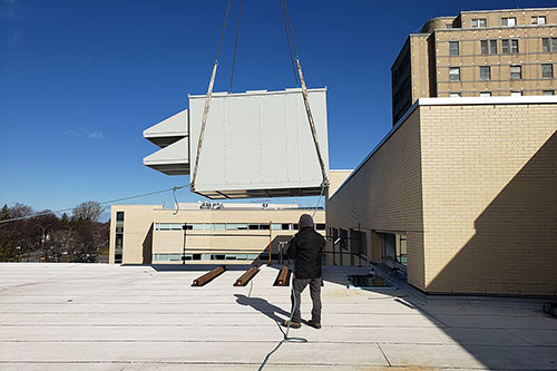 Installation de la centrale de traitement d’air à l'Hôpital Maisonneuve-Rosemont - Image : CIUSSS de l'Est-de-l'Île-de-Montréal