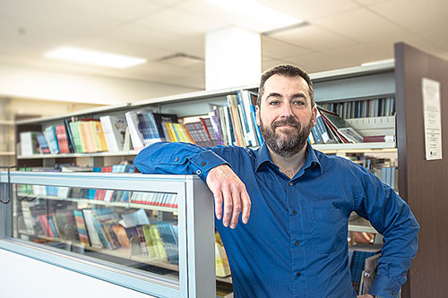 Jérôme Dionne, directeur du Service des ressources matérielles de la commission scolaire. Crédit : Kativik Ilisarniliriniq / Jade Duchesneau Bernier