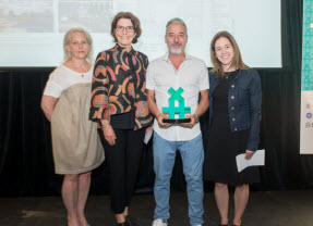 Le prix Défi Val-Mar dans la catégorie Unifamiliale a éré remis à Jocelyn Lussier, président de la firme Topia Architecture de paysage - Photo de Prix Habitation Design