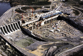 Pour construire le barrage de 330 m de long et de 27,5 m en hauteur, il aura fallu plus de 400 000 m³ de béton de structure, 290 000 m² de coffrage et installer 19 000 tonnes d'acier d’armature. Crédit Hydro-Québec
