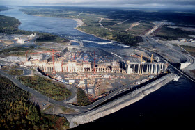 D'après Hydro-Québec, l'ensemble du projet de construction de la centrale LG-1 aura nécessité la collaboration de plus de 6 000 travailleurs et 640 000 mètres cubes de béton, une quantité faramineuse suffisante pour aménager un trottoir entre Montréal et Genève ! Crédit Hydro-Québec