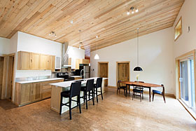 La construction de la maison Edelweiss s’est faite en privilégiant l’emploi de matériaux locaux et recyclés. Les plafonds sont composés de bois de drave centenaire récupéré au fond de la rivière des Outaouais - Photo de Écohabitation