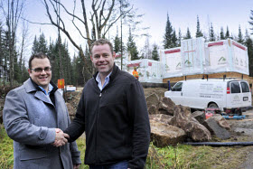 La construction de la Maison Expo HABITAT 2013 va bon train sur le chantier. De gauche à droite, Mario Lévesque, président de l’APCHQ – région de Québec, et Norman McKinley, président de Construction McKinley.